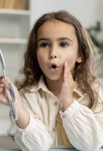 Petite fille pratique la prononciation de mots