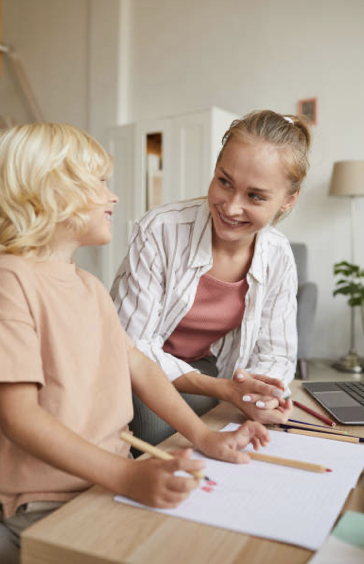Éducatrice spécialisé aide un enfant