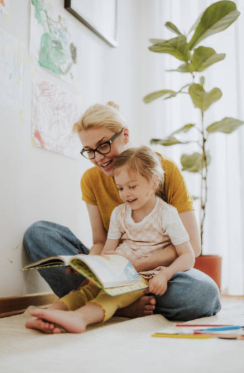 Mère et fille qui lit un livre