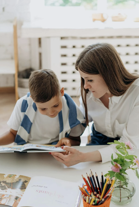 Orthopédagogue aide un enfant